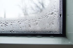 Конденсат на вікнах: основні причини та методи усунення